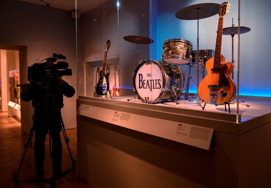 Instrumentos utilizados por los Beatles. (Don EMMERT / AFP)