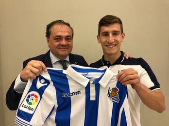 Aperribay y Muñoz, tras firmar la prolongación del contrato. (@RealSociedad)