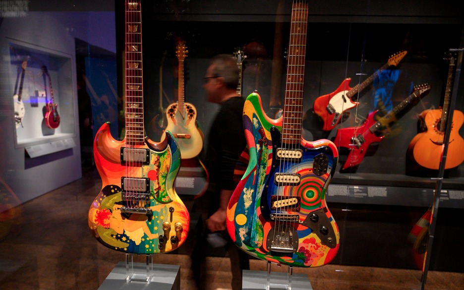 Varias guitarras coloridas. (Don EMMERT / AFP)