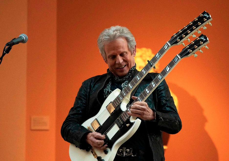 Don Felder, guitarrista de los Eagles, tocó un poco con su guitarra de dos mástiles. (Don EMMERT / AFP)