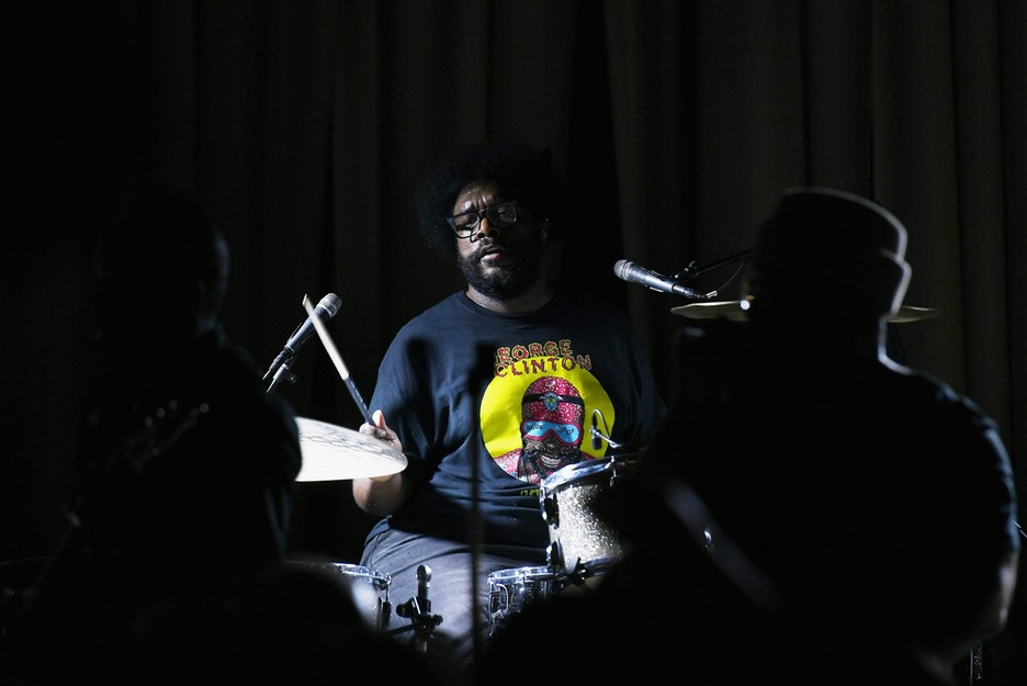 Ahmir Khalin Thompson «Questlove» a la batería. (Nicholas HUNT / AFP)