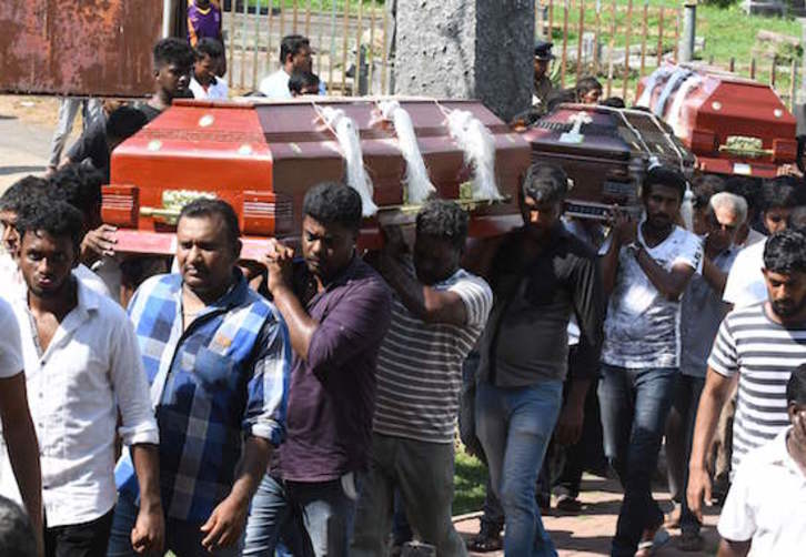 Han comenzado los funerales en Colombo. (Lakruwan WANNIARACHCHI/AFP)