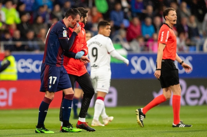 Kike se retira con la cara ensangrentada. D. MARZO/LOF