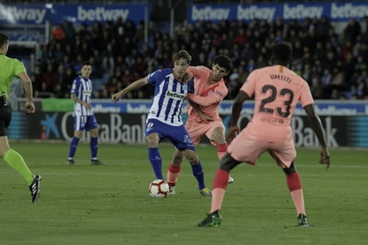 Tomás Pina protege el balón ante Aleñá, uno de los goleadores de la noche.(Aritz LOIOLA / FOKU)