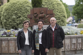Mertxe Aizpurua, flanqueada por Aizpea Otaegi y Juan Karlos Izagirre. (Juan Carlos RUIZ/FOKU)