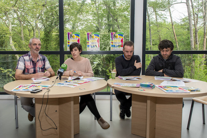 Herri Urratsen antolatzaileek agerraldia egin dute, Baionan. (Guillaume FAUVEAU)