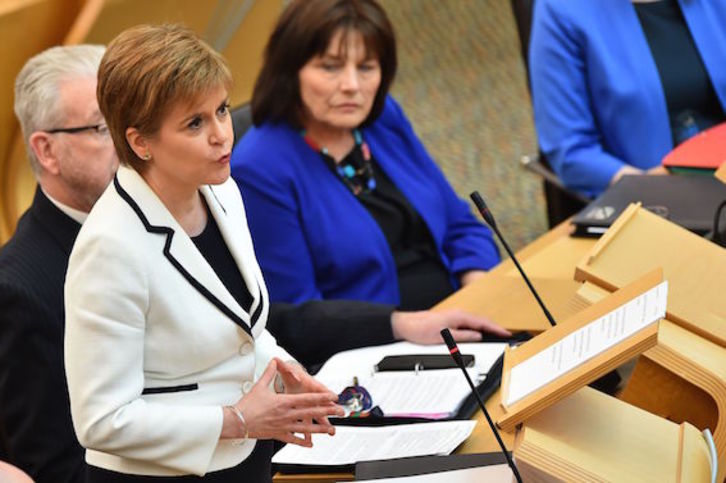 Sturgeon, durante su intervención en la Cámara de Holyrood. (Andy BUCHANNAN/AFP)