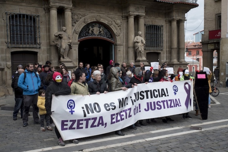 Concentración frente al Ayuntamiento de Iruñea (Iñigo URIZ/FOKU)