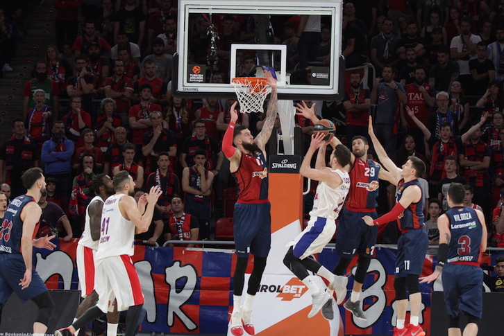Nando De Colo ha desequilibrado con sus triples y su control del juego. (Endika PORTILLO / FOKU)