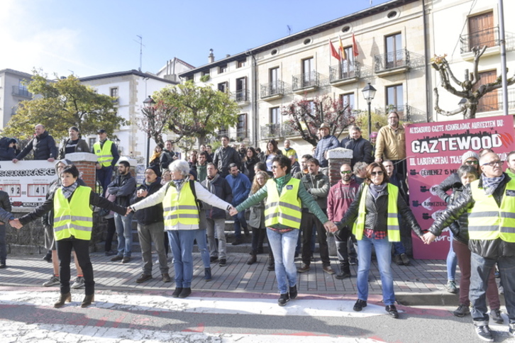 Cordón vecinal para evitar choques en el acto de Ciudadanos y Vox en Altsasu. (Idoia ZABALETA/FOKU)