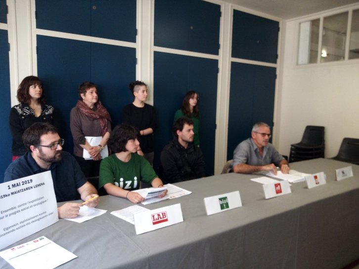 LAB, CGT, la Coordinadora por la Igualdad Real, M1 Altxa y Bizi! han comparecido en Baiona. (@anaiz_aguirre)