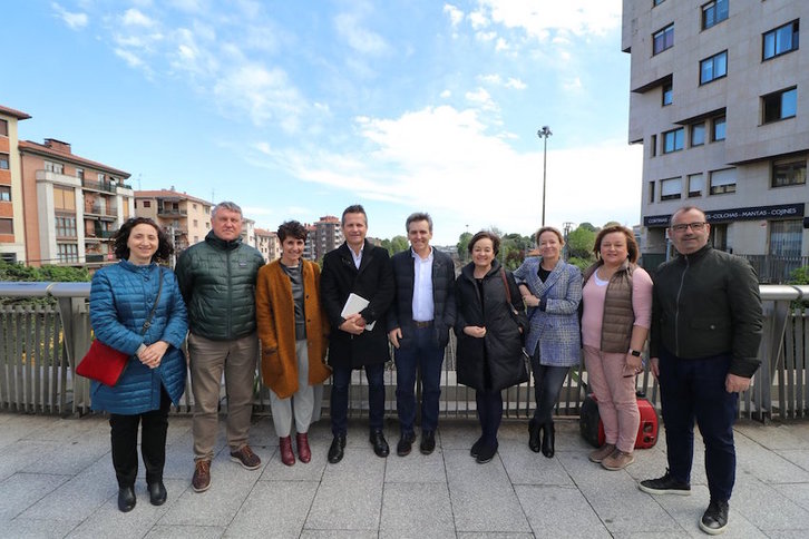 Bildarratz y otros candidatos del PNV, sobre la estación de Irun. (@eajpnvgipuzkoa)