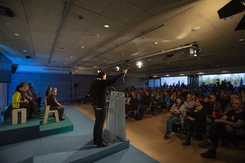 Arnaldo Otegi, en su intervención en el Artium. (Endika PORTILLO / FOKU)