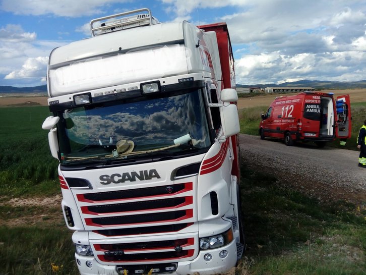 El camión se ha salido de la vía en Beire. (@bomberos_na)