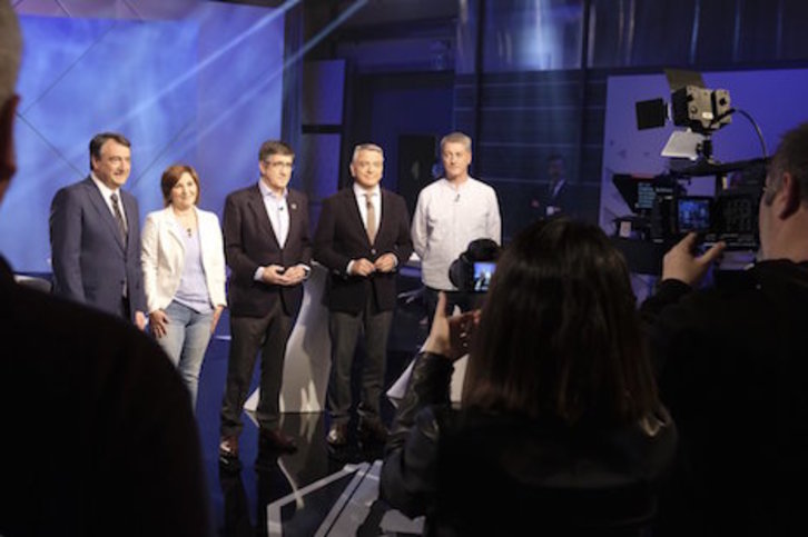 Los cinco candidatos, tras las cámaras hoy en el plató de televisión. (EiTB)