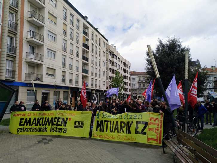 LAB sindikatuak, Laneko Segurtasunaren eta Osasunaren Nazioarteko egunean, Gasteizen egin duen mobilizazioa. (@LABsindikatua)