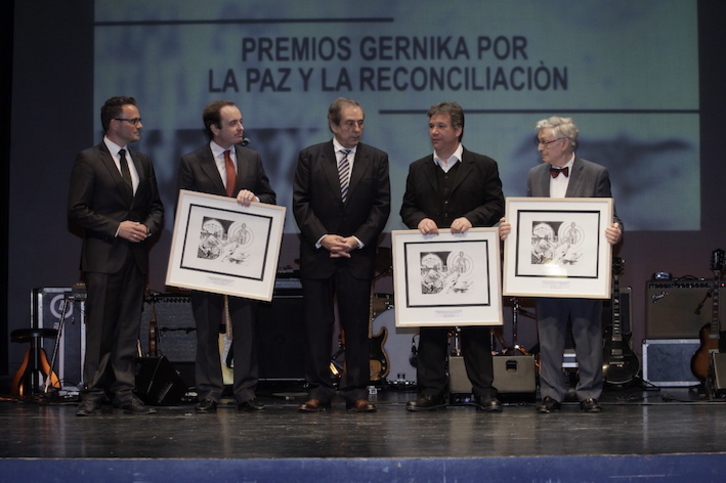 Los galardonados, junto al alcalde de Gernika, José María Gorroño. (Aritz LOIOLA/FOKU)