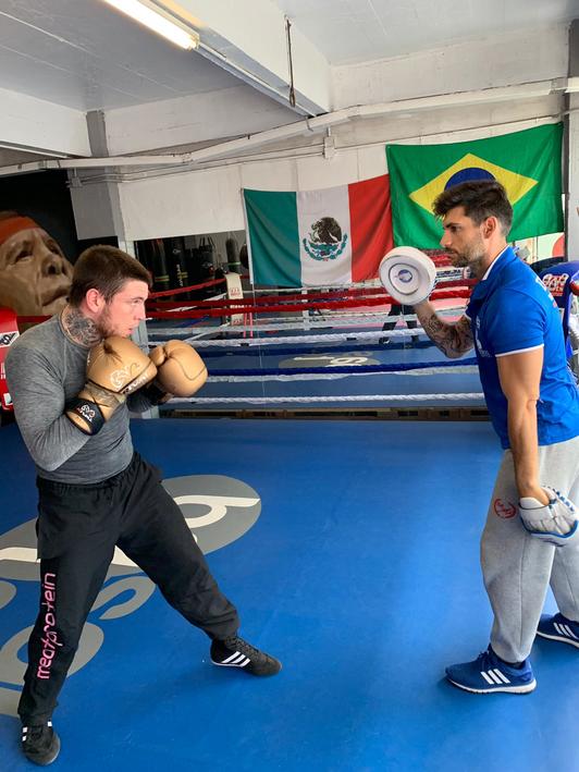 Kerman Lejarraga entrenando con Txutxi del Valle. (@MGZ_promotions)