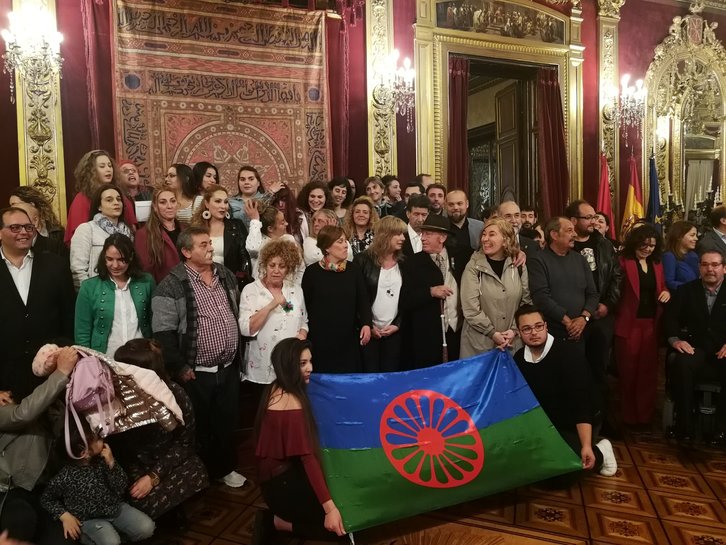 Foto de familia de la recepción a la comunidad gitana en el Palacio de Nafarroa. (@MartxeloDiaz)
