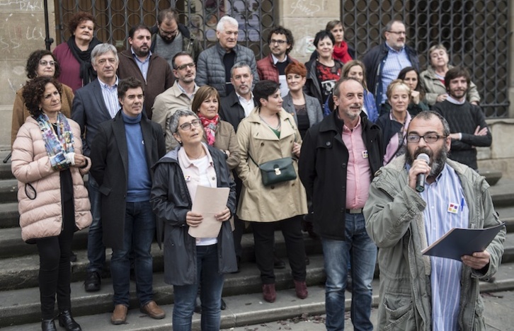 Los tres candidatos al Senado por parte de Aldaketa en un acto de campaña en Iruñea. (Jagoba MANTEROLA/FOKU)