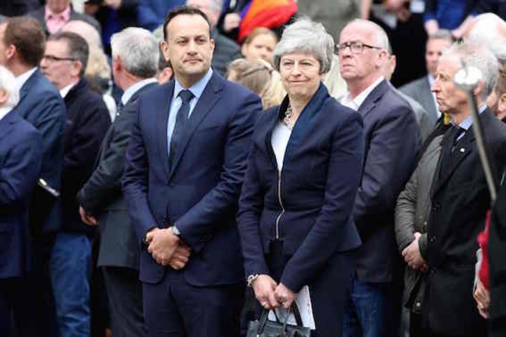 Leo Varadkar junto a Theresa May en el funeral de Lyra McKee. (Paul FAITH/AFP) 