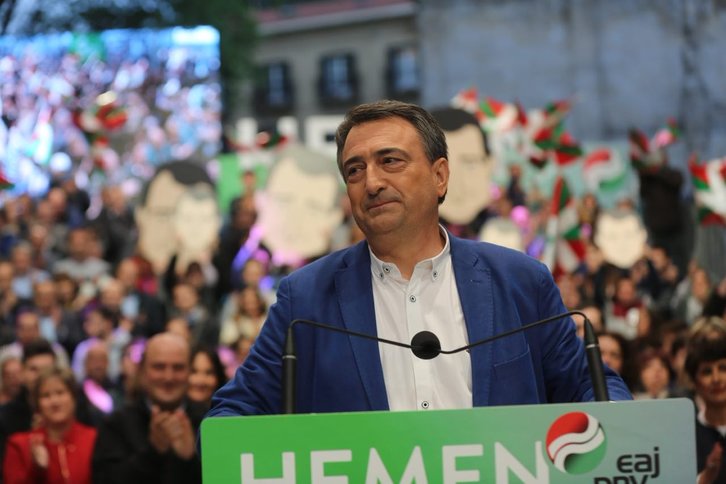 Esteban, aplaudido en el acto del Arenal de Bilbo. (EAJ-PNV TWITTER)