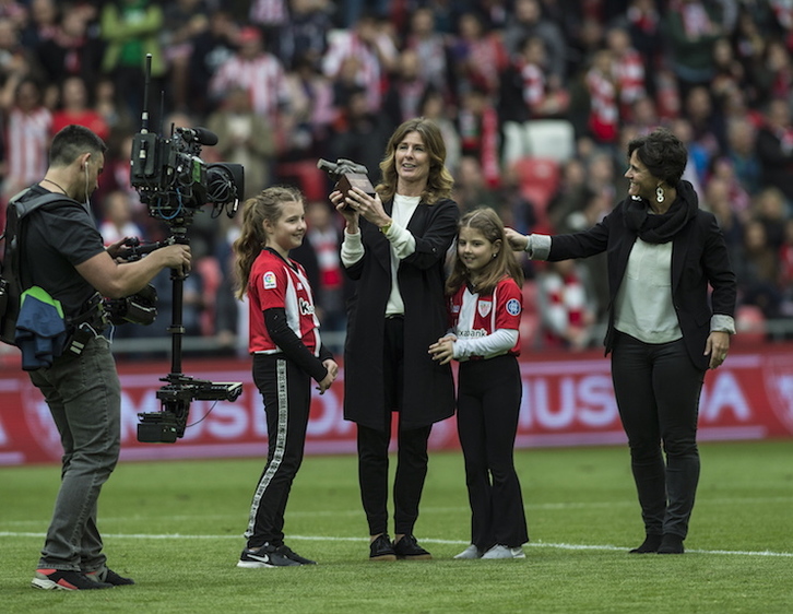 Malin Moström con sus hijas y Eli Ibarra recibiendo el galardón. (Marisol RAMIREZ / FOKU)