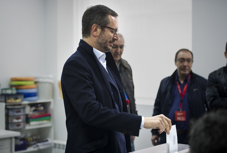 Javier Maroto votando en Gasteiz. (Ihana IRIONDO/FOKU)