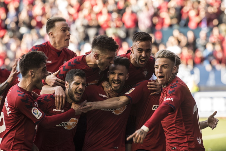 Los rojillos celebran el 2-0 al Albacete que les da el billete a Primera a falta del sello. (Jagoba MANTEROLA | FOKU)