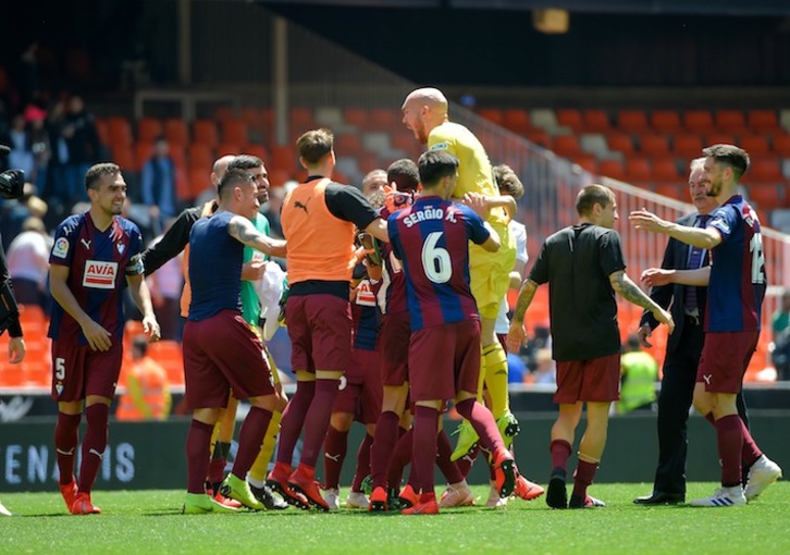 Los azulgranas celebran la victoria. José JORDÁN/AFP PHOTO
