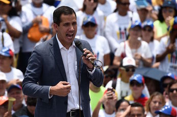 El autoproclamado presidente de Venezuela, Juan Guaidó, en un mitin ayer en Caracas en el marco de su «Operación Libertad». (Federico PARRA/AFP)