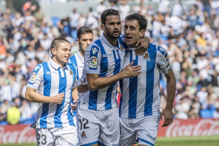 William José y Oyarzabal celebran el gol de éste último. (Juan Carlos RUIZ/FOKU)