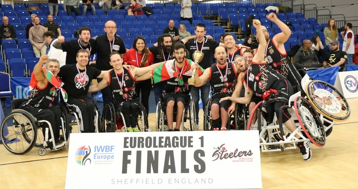 Foto de familia de Bidaideak Bilbao BSR tras imponerse en la final de la Euroleague I (BIDAIDEAK)