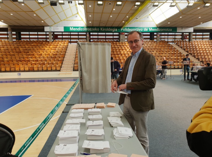 Alfonso Alonso ha votado en Gasteiz. (@AlfonsoAlonsoPP)