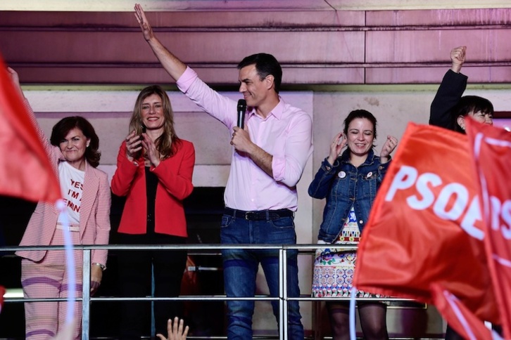 Pedro Sánchez celebrando en Ferraz los buenos resultados obtenidos en las elecciones al Congreso español. (Javier SORIANO/AFP)
