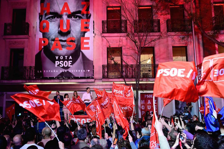 Celebración frente a la sede del PSOE. (Javier SORIANO / AFP)