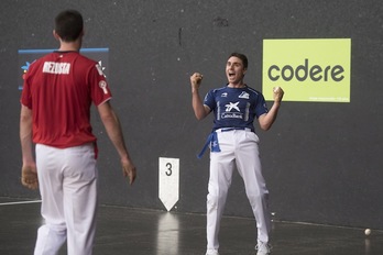 Peio Etxeberria, garaipena ospatzen (Gorka RUBIO / FOKU)