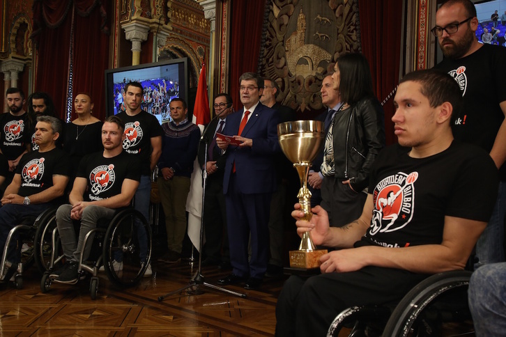 Bidaideak taldeko jokalariak eta ordezkari politikoak Udaletxean egindako harrera ekitaldian. (Bilboko Udala)