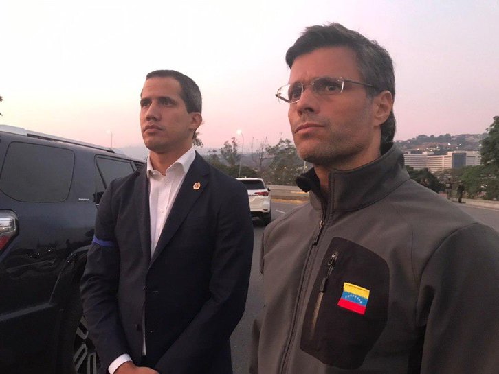 Juan Guaidó y Leopoldo López, en el Distribuidor Altamira durante el golpe fallido. (@LeopoldoLopez)