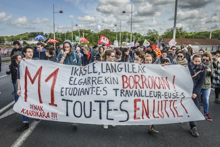 Ikasle eta langileak elkarrekin manifestazioan, joan den urteko Maiatzaren Lehenean, Baionan. (Isabelle MIQUELESTORENA)