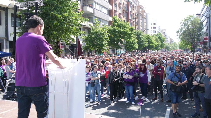 Mitxel Lakuntza se dirige a las miles de personas reunidas en la Gran Vía bilbaina. (Monika DEL VALLE/FOKU)