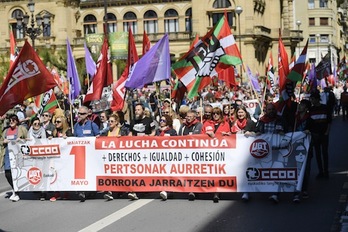 La marcha de UGT y CCOO recorre las calles del centro de Donostia. [FOKU]