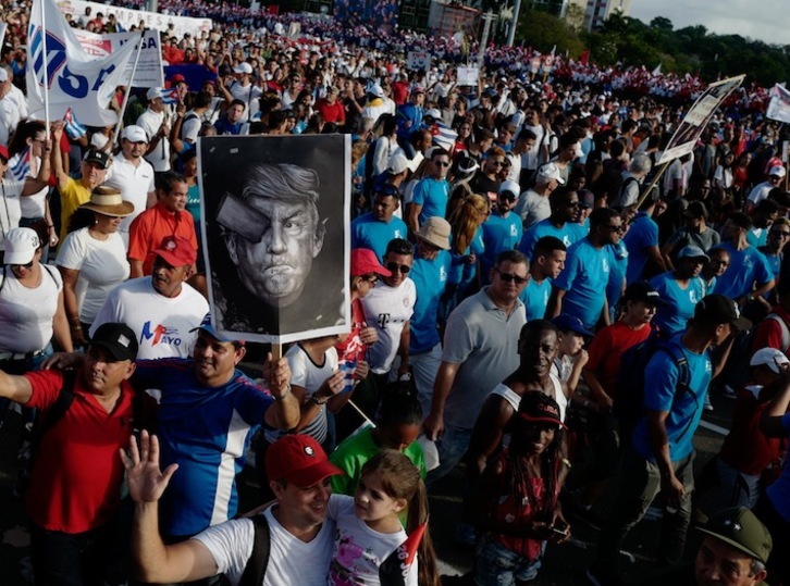 Cientos de miles de personas desfilan por la plaza de la Revolución. (Adalberto ROQUE/AFP) 