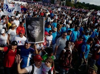 Cientos de miles de personas desfilan por la plaza de la Revolución.(Adalberto ROQUE / AFP) 