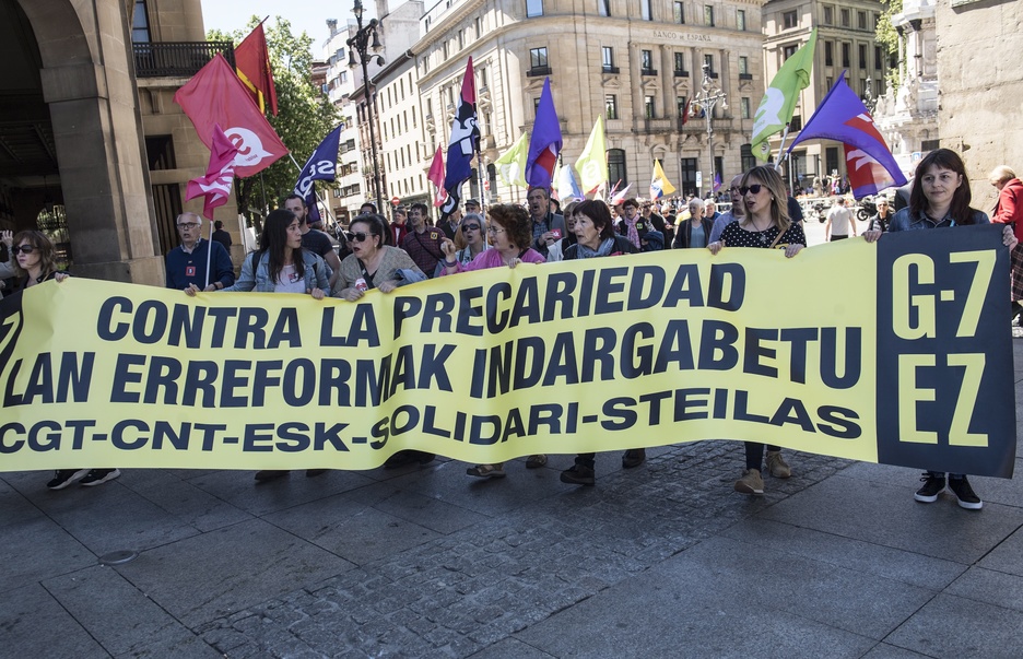 G7ren aurkako aldarriarekin atera dira Iruñean CGT-CNT-SOLIDARI-STEILAS sindikatuak. (Jagoba MANTEROLA/FOKU)
