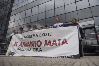 Concentración para denunciar las consecuencias del amianto. (Juan Carlos RUIZ / FOKU)