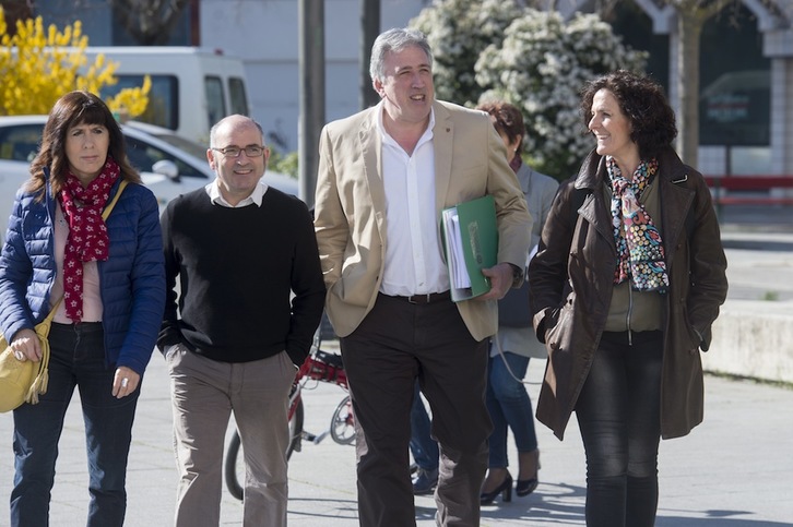 Joseba Asiron, junto a Maite Esporrín (PSN), Joxe Abaurrea (EH Bildu) e Itziar Gómez (Geroa Bai) cuando presentaron la querella contra el franquismo en marzo de 2017. (Iñigo URIZ/FOKU)