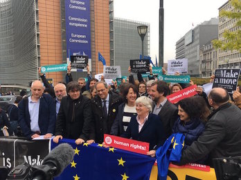 Puigdemont, Comín y Ponsatí, en una concentración este jueves en Bruselas junto al president Torra. (@KRLS) 