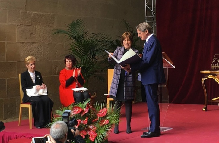 Tomás Yerro recibe el galardón de manos de Uxue Barkos. (@cultura_na)