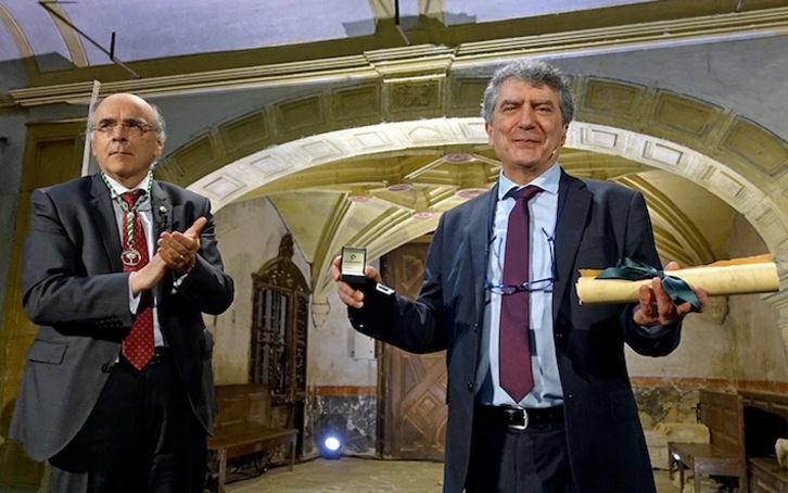 Roberto González de Vlñaspre Andres Urrutia euskaltzainburuarekin. (EUSKALTZAINDIA))